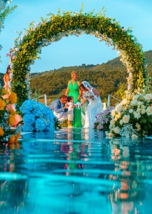 Allestimento floreale matrimonio in piscina Calabria